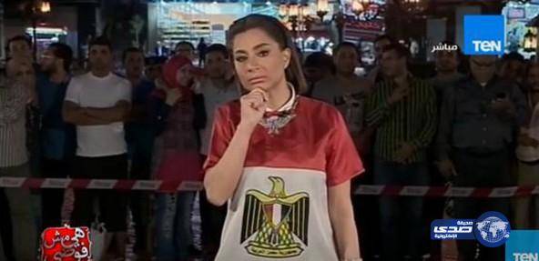 المذيعة تتحدث عن الازمة السياسية ورجل يُقبّل زوجته في الخلفية !!!
