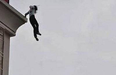 ضبط ابنته تتحدث بهاتفها فألقاها من الطابق الثالث 1