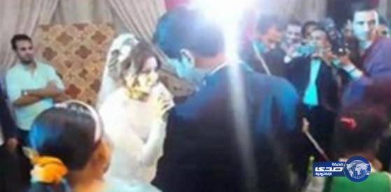 بالفيديو.. عروس تعد مفاجأة غير متوقعة لعريسها في حفل الزفاف