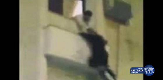 بالفيديو.. شاب يلقي بشقيقته من النافذة بسبب علاقة مشبوهة