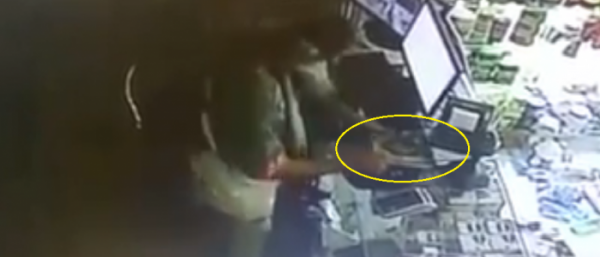 أغرب ردة فعل من لص وجد مصحف أثناء السرقة .. شاهد ماذا قعل !