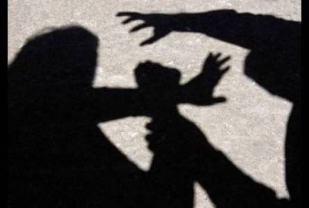 جريمة مروعة .. قتلت والدتها وأرسلت صور الجثة الى والدها!