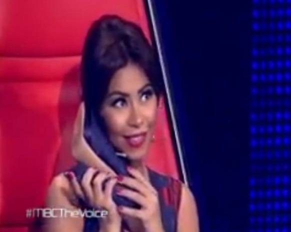هجوم جديد على شيرين عبدالوهاب والسبب رفع الحذاء فى The Voice مرة أخري