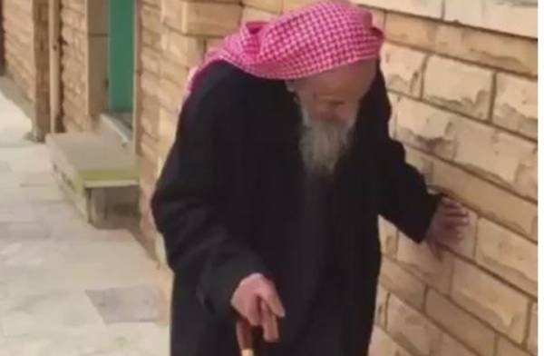 سعودي يبلغ من العمر 130 عاما يصلي في المسجد يوميا (فيديو)
