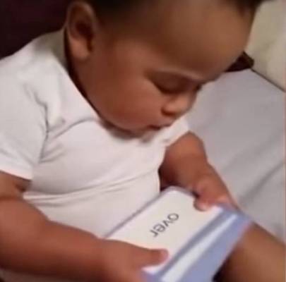 رضيع عمره 19 شهرا يقرأ 300 كلمة!