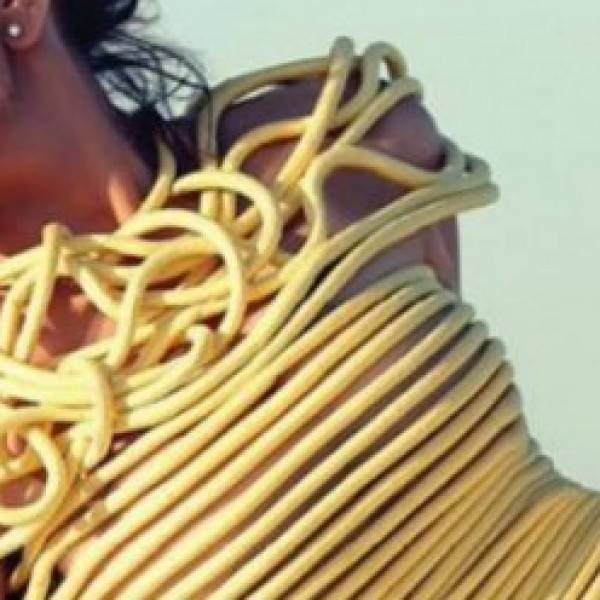 المطربة سميرة سعيد ترتدي فستانا من المعكرونة !