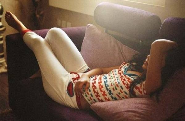 تلميذة تستدرج أستاذ جامعي وتصوره بأوضاع مخلة!