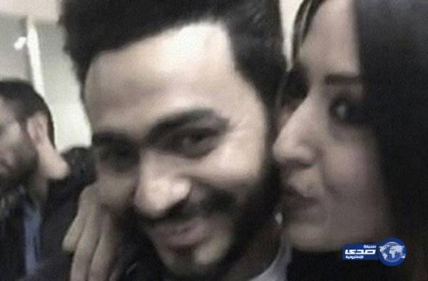 معجبة لبنانية تختطف المطرب تامر حسني في مطار بيروت