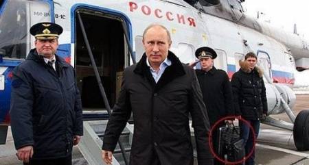 بالصور.. حقيبة سوداء فى يد الرئيس الروسى قد تكتب نهاية العالم