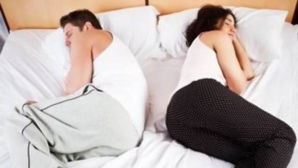 أي جانب من السرير أفضل للنوم؟