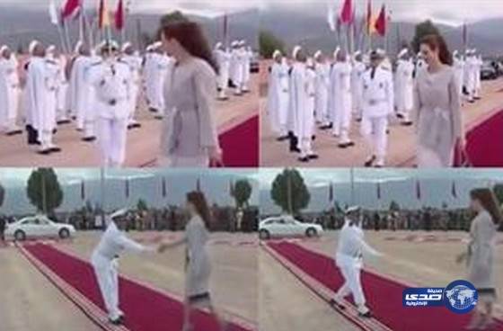 بالفيديو.. رد فعل مفاجئ لزوجة ملك المغرب مع حارس حاول تقبيل يدها