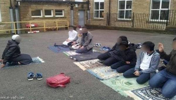 مدرسة بريطانيّة تمنع طلاب مسلمين من الصلاة داخلها!