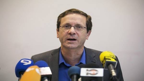 رئيس الوزراء الاسرائيلي يردح لوزير الخارجية الأمريكي