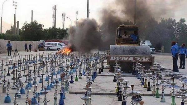 بالصور ... إعدام نحو 8 آلاف أرجيلة في باكستان