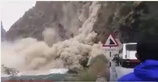 بالفيديو: نجاة سياح من انهيار جبل على طريق سريع بالهند