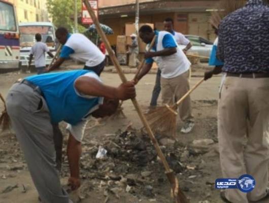 بالصور.. رئيس دولة يجمع القمامة !