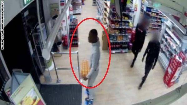 رجل يسرق من متجر دون أن تطأ قدماه الأرض !