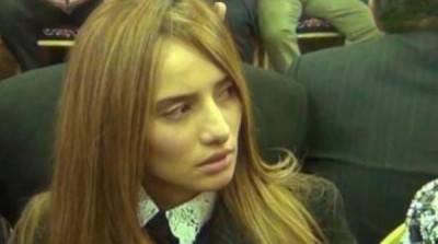 في جلسة الاستئناف: زينة تلف توأمها بالبطاطين.. وتبكي أمام القاضي