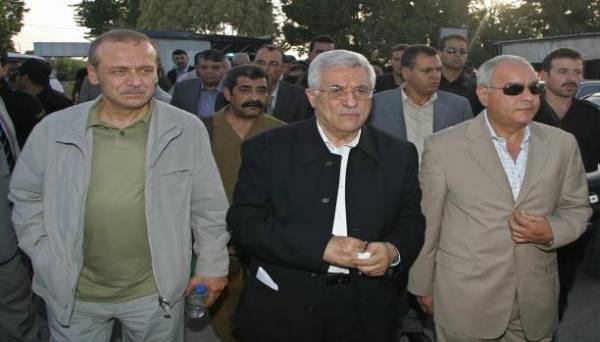 عباس يعفي عبد ربه من رئاسةمجلس أمناء مؤسسة درويش