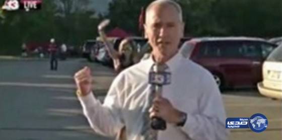 بالفيديو.. شاهد ماذا فعلت فتاة حسناء خلف مذيع على الهواء