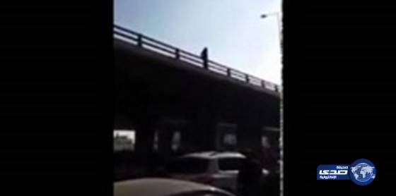 بالفيديو.. لحظة إلقاء فتاة تونسية بنفسها من أعلى جسر