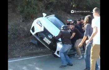 مراهق يحطم سيارة والده لكزس RC F بعد شرائها باسبوع