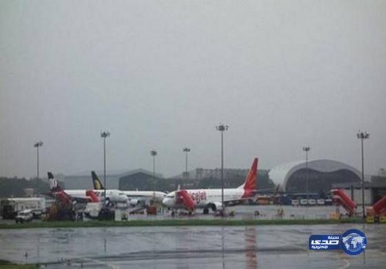 محرّك طائرة هندية يشفط عاملاً في مطار مومباي