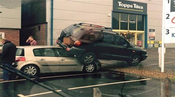 امرأة تركن سيارتها فوق سيارة أخرى.. شاهدوا الصور