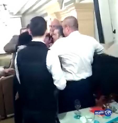 بالفيديو..فنانة لبنانية تنهال بالضرب والشتم على حبيبها بعد ضبطه مع فتاة آخرى