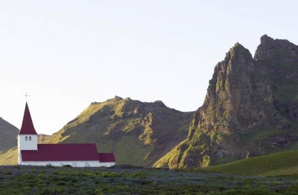 الأيسلنديون يقبلون على ديانة غريبة للتهرب من الضرائب