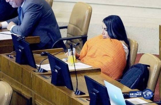 نائبة تدخل مجلس النواب باللحاف