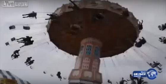 بالفيديو.. طفلة تطير في الهواء بعد انفصال مقعدها في لعبة السلاسل بالملاهي