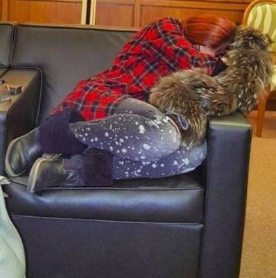 التقاط صورة لهيفا وهبي وهي نائمة في المطار!