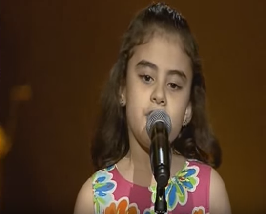 بالفيديو .. طفلة سورية تبكي رواد مواقع التواصل الاجتماعي