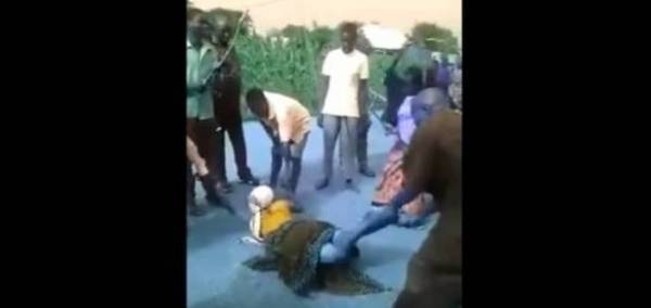 فيديو صادم..  هكذا يتم ضرب الزوجة المخالفة لزوجها في إفريقيا!