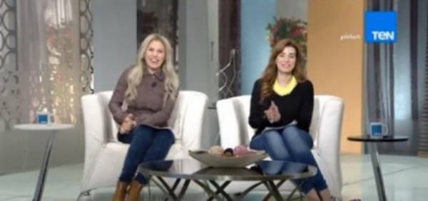 مذيعتان مصريتان تدخلان في نوبة ضحك بسبب ذبابة