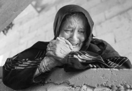 قصة صادمة.. حاول قتل أمه بالفأس ولكنها برأته امام الشرطة!