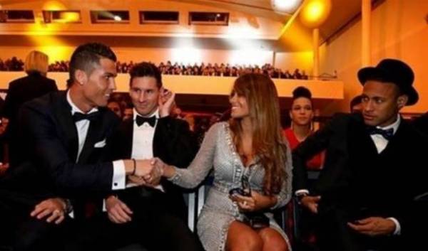 شاهدوا توتر ميسي عندما صافح رونالدو زوجته !