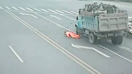 فيديو يحبس الأنفاس.. نجاة صيني من الموت تحت عجلات شاحنة