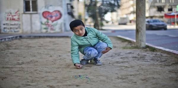 بنية وزرقاء .. بالصور.. طفل غزي يمتلك عينين مختلفتي اللون