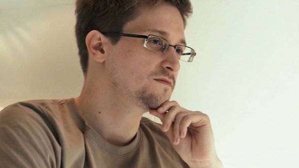 سنودن يدعو معجباته للكف عن إرسال صورهن الخليعة إليه