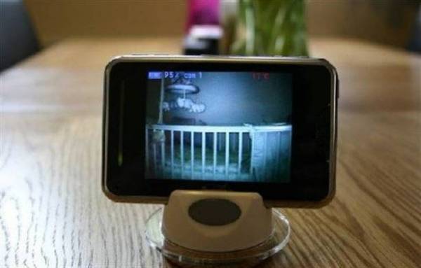 طفل أخبر والديه أنّ غريباً يتحدّث إليه خلال الليل، ليكتشفا أمراً مرعباً!