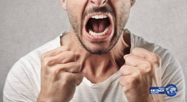 رجل يرغم زوجته على السير عارية في الشارع