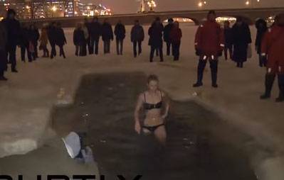 لماذا يسبح الروس في المياه المتجمدة .. شاهد الفيديو