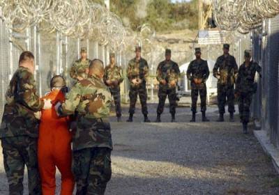 حارس سابق في غوانتانامو: الـ CIA تتخلص من معتقلين “غير مُريحين” في السجن وتدعي انتحارهم