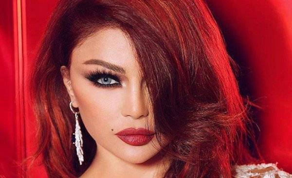 بالفيديو : سقوط حذاء هيفاء وهبي على المسرح !