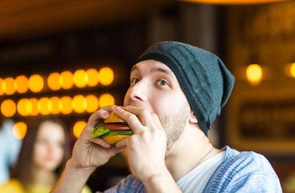 أخطار تناول هذه المشروبات والمأكولات معاً!