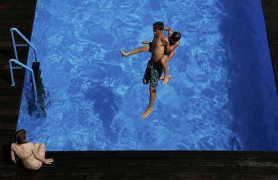 رئيس بلدية في بلجيكا يسعى لحظر اللاجئين الذكور من ارتياد حمامات السباحة