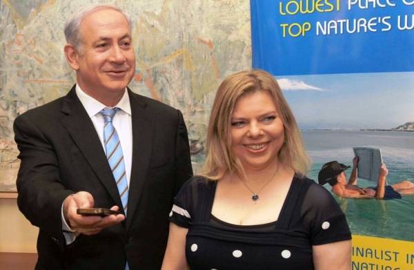 سلوك زوجة نتنياهو الشاذ وتأثيرها الطاغي عليه تحت الأضواء