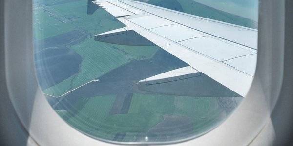 لماذا صُممت نوافذ الطائرات بشكل مستدير؟.. تعرّف على السبب